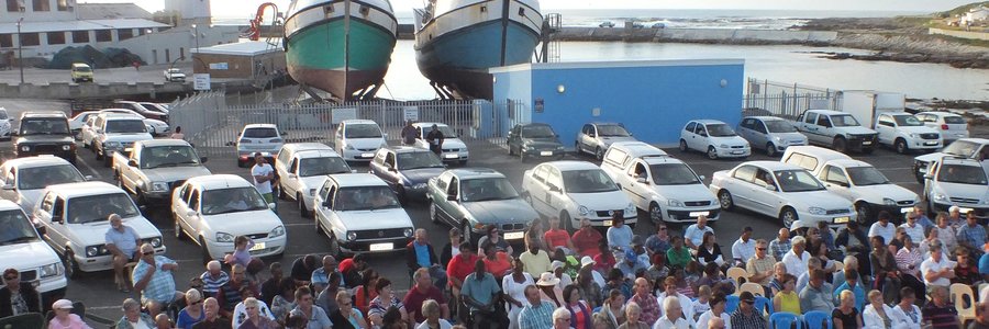  â€˜n Deel van die groot hoeveelheid belangstellendes wat die onlangse Vissermans Dankseggingsdiens in Gansbaai hawe bygewoon het